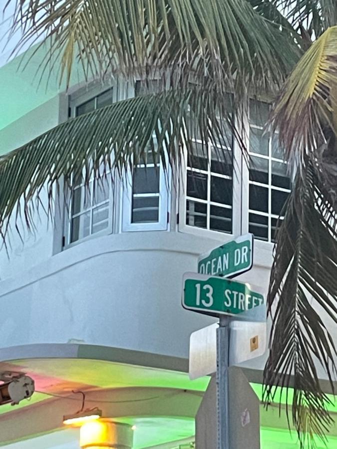 Beachfront Apt In Carlyle Hotel On Ocean Drive マイアミビーチ エクステリア 写真