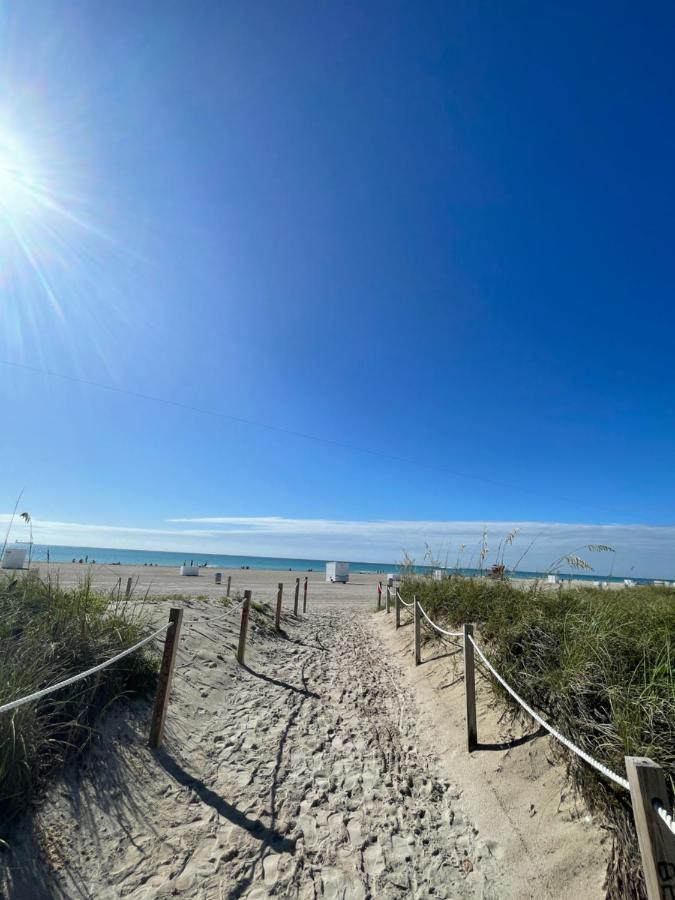 Beachfront Apt In Carlyle Hotel On Ocean Drive マイアミビーチ エクステリア 写真