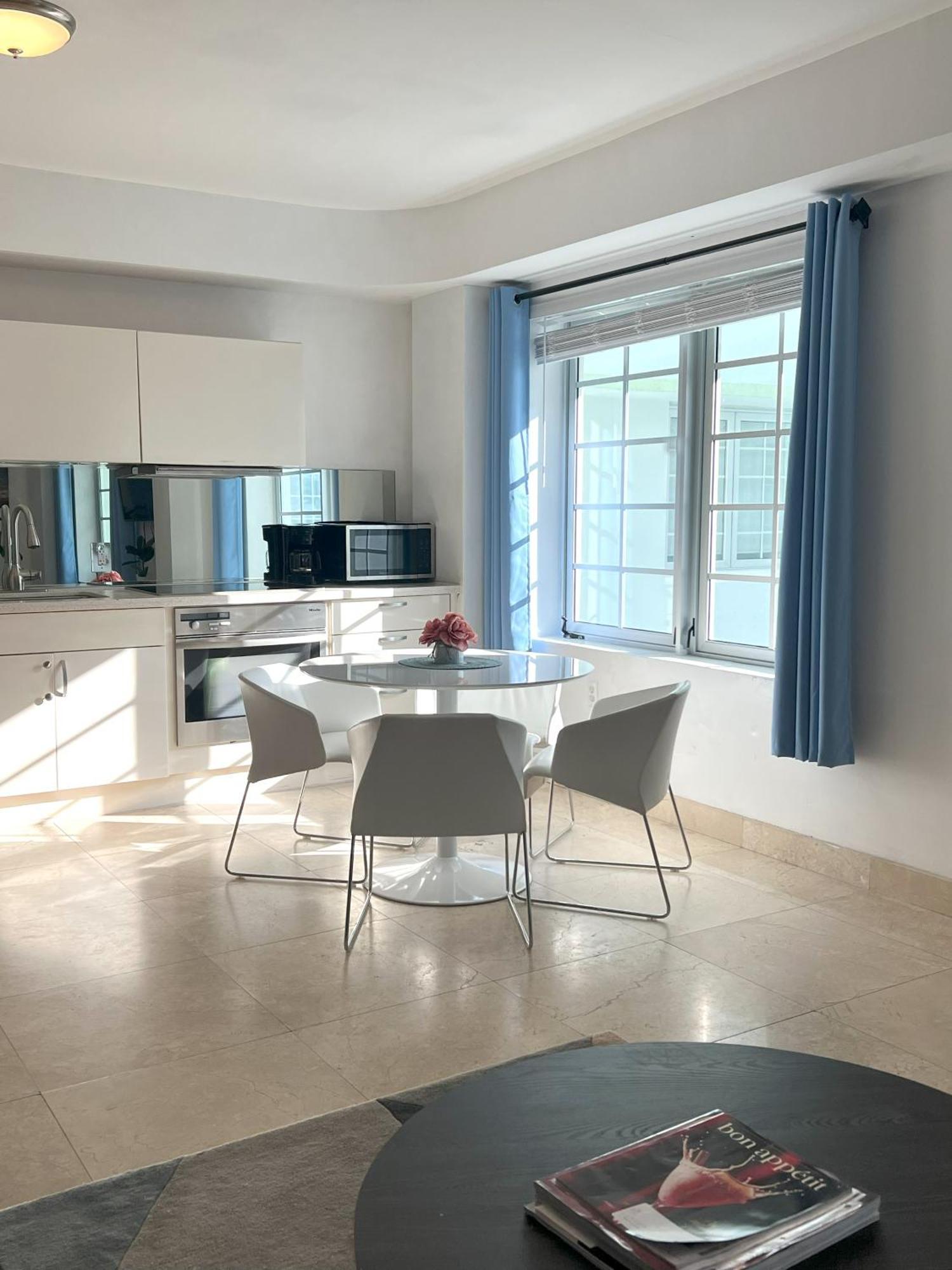 Beachfront Apt In Carlyle Hotel On Ocean Drive マイアミビーチ エクステリア 写真